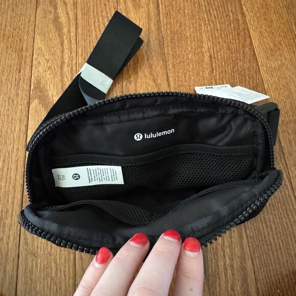 Lululemon Everywhere Belt Bag Black Knit Mesh 1L Fanny Pack Crossbody Purse NWT - Picture 12 of 15